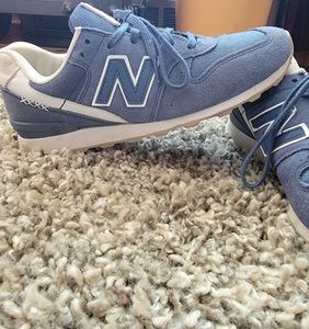 New balance tennis shoes